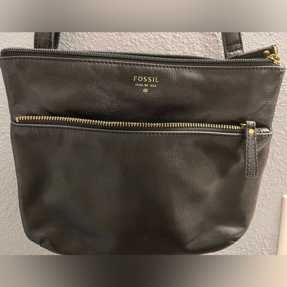 Fossil leather cross body bag with zipper closures EUC